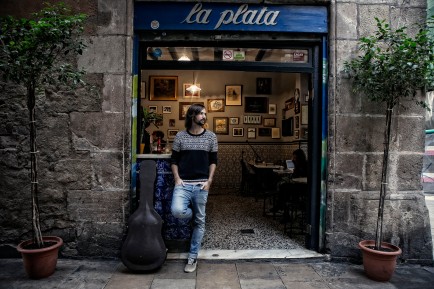 El Pescao, cantante y exmiembro de El Canto del Loco, tras ofrecer un acústico para EL Periódico en el Bar La Plata (foto de Joan Cortadellas).